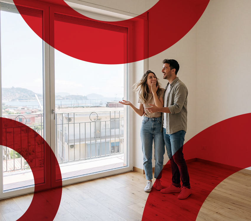 Coppia felice che ha appena acquistato la casa a Pozzuoli con Passionecase